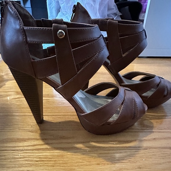 G by Guess tan strappy heeled sandals size 8 - Picture 3 of 7